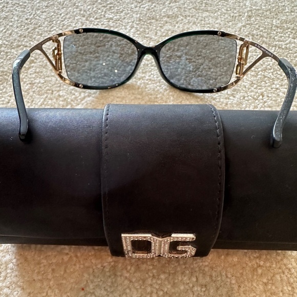 WOMEN\'S LUXURY DOLCE & GABBANNA SUNGLASSES W/ BLACK FACE & GOLD FRAME